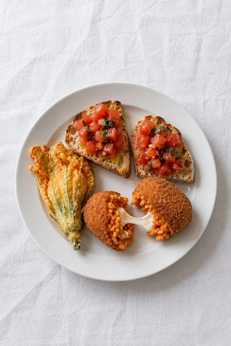 L'antipasto: supplì, fiore di zucca e bruschette al pomodoro